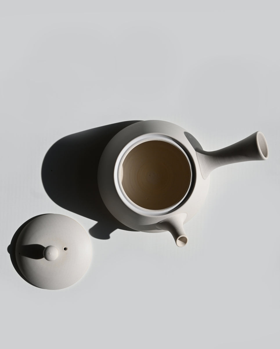 Triangle Tokoname Kyusu by Fujita Tokuta 230 ml - White